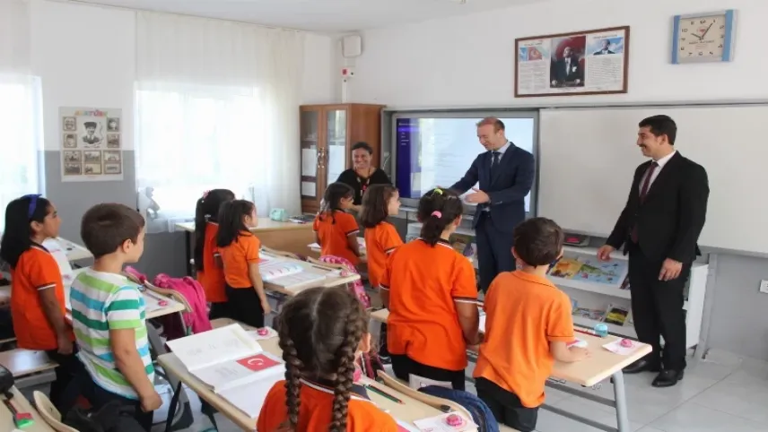 Kaymakam Maslak, öğrencilerin heyecanına ortak oldu haberinin görseli