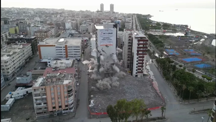 İskenderun’da 13 katlı bina yıkıldı haberinin görseli