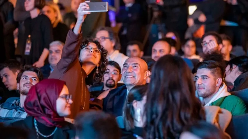 İzmir'de üniversiteli gençlere büyük destek haberinin görseli