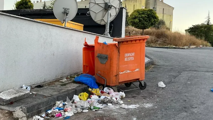 Kırık çöp konteynerı değiştirilmeyi bekliyor haberinin görseli
