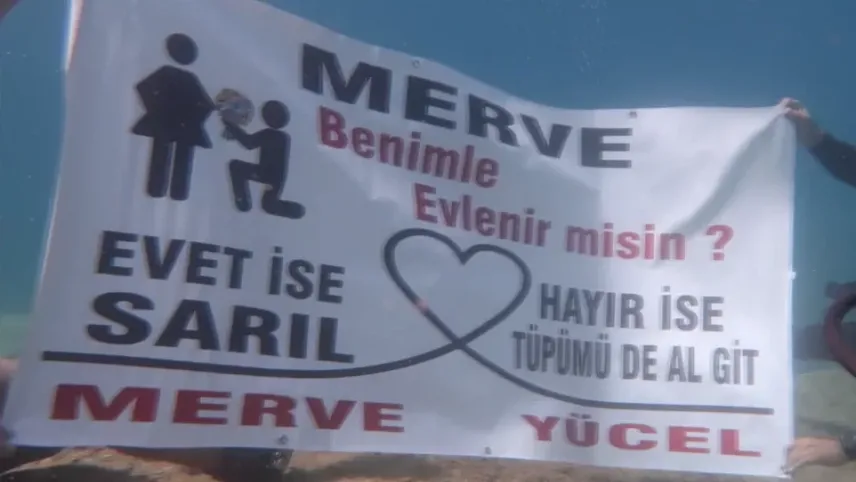 Muğla’da su altında evlilik teklifi haberinin görseli