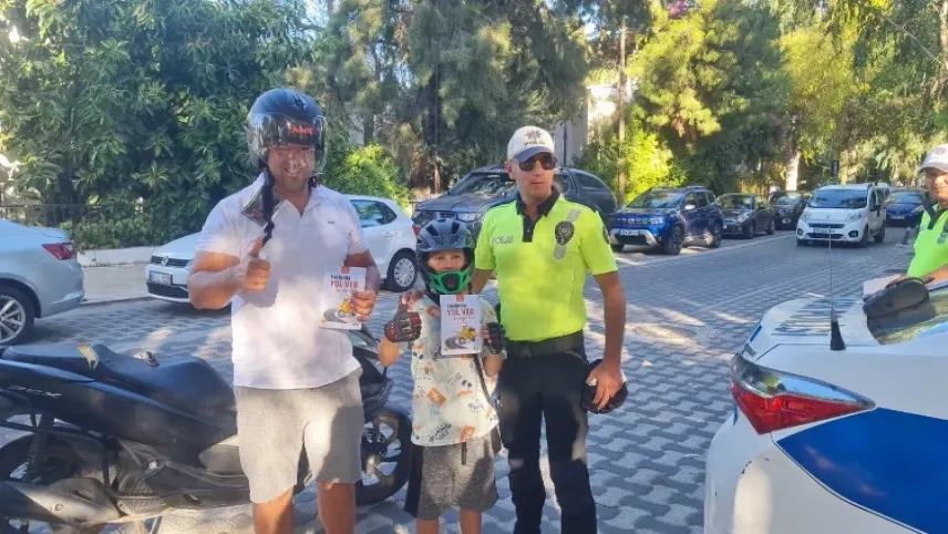 Polis önce ceza kesti, sonra kask hediye etti haberinin görseli