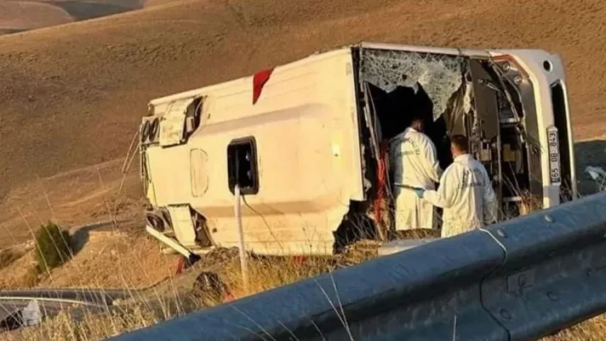 Düzensiz göçmenleri taşıyan midibüs takla attı: Ölü ve yaralılar var haberinin görseli