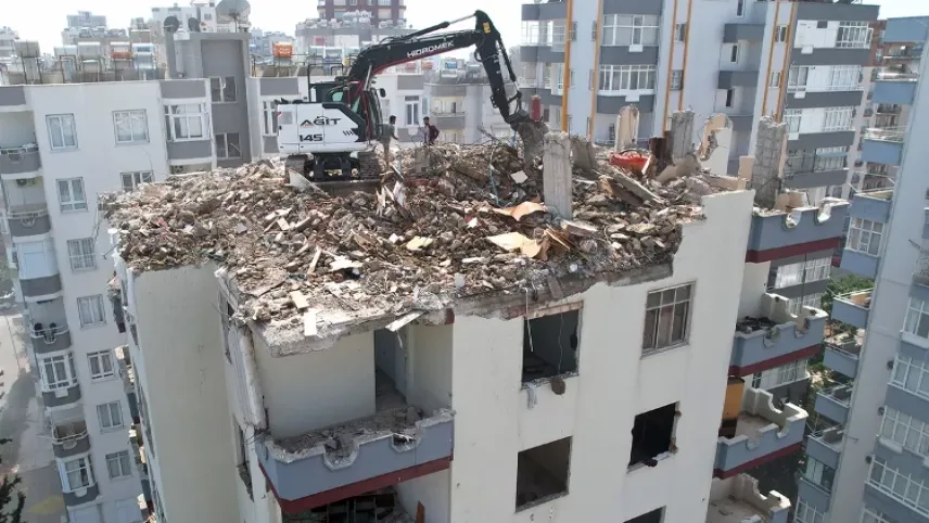 Adana'da ağır hasarlı binaların yıkımı devam ediyor haberinin görseli