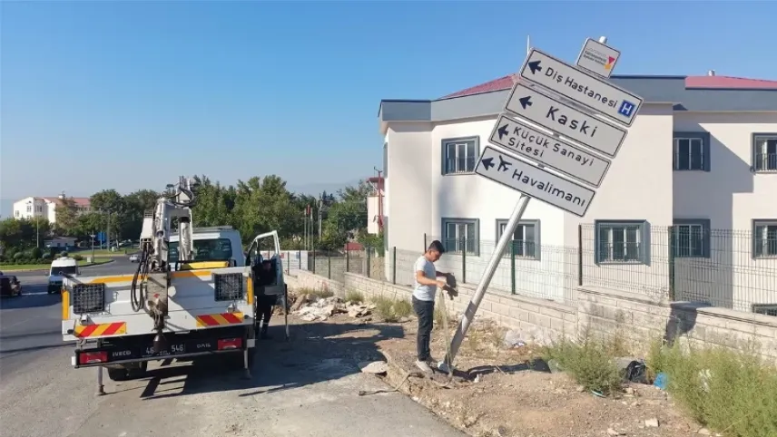 Kahramanmaraş’ta trafik levhaları yenileniyor haberinin görseli
