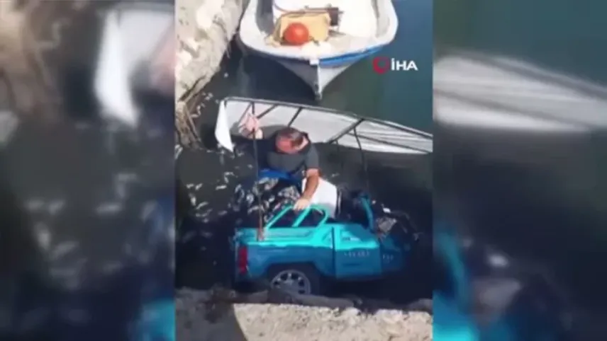 İzmir'de balıkçının denize düşme anı kameralara yansıdı haberinin görseli