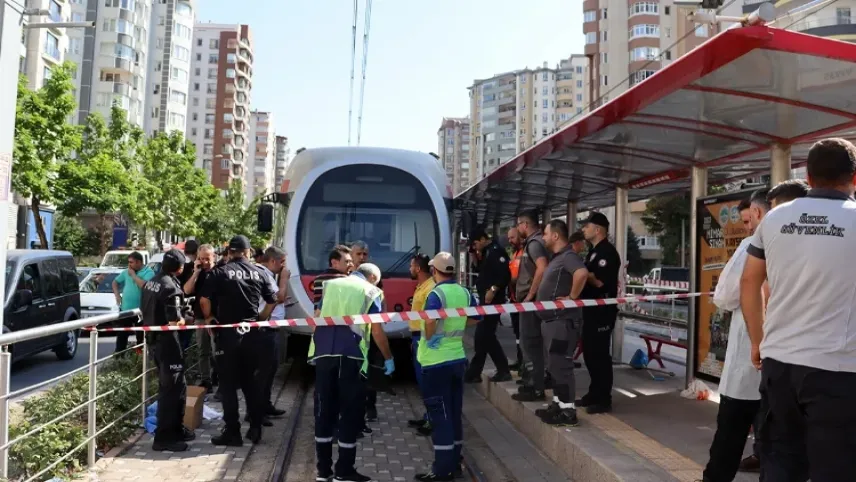 Tramvayın altında kalarak can verdi haberinin görseli
