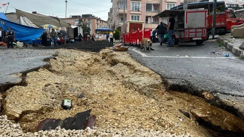 İstanbul'da yoğun yağıştan dolayı yol çöktü haberinin görseli