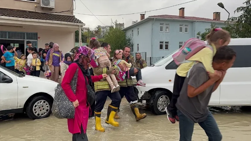 Okulda mahsur kalan minikleri itfaiye kurtardı  haberinin görseli