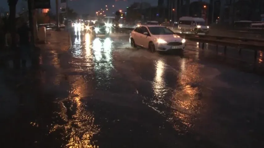 İstanbul Anadolu Yakası’nda sağanak yağış etkili oluyor haberinin görseli