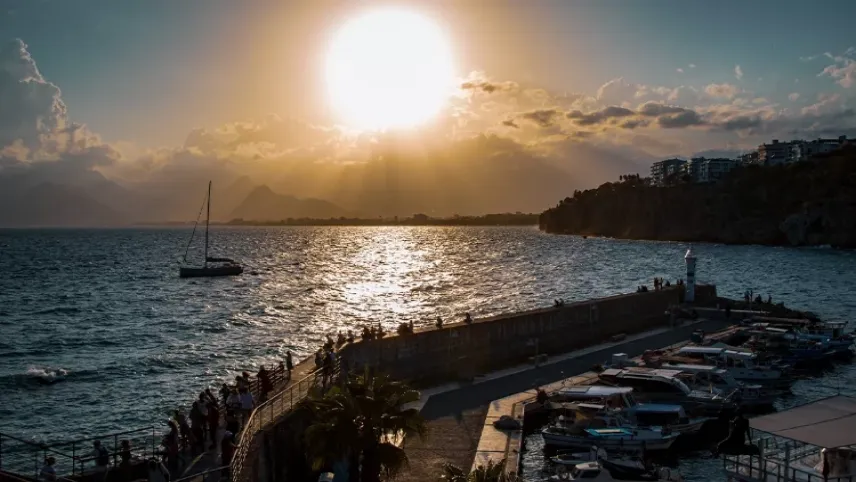 Antalya Kaleiçi sokakları turistleri kendine hayran bıraktı haberinin görseli