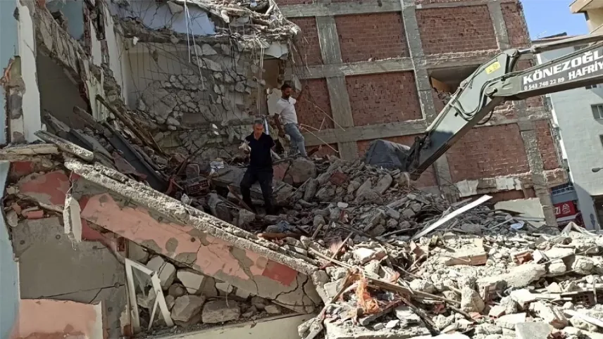 Bina enkazında mahsur kalan yavru kediyi böyle kurtarıldı haberinin görseli