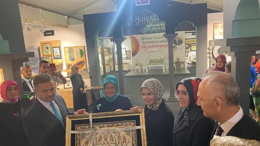 Bakan Göktaş, El Sanatları Sergisi'ni ziyaret etti   haberinin görseli