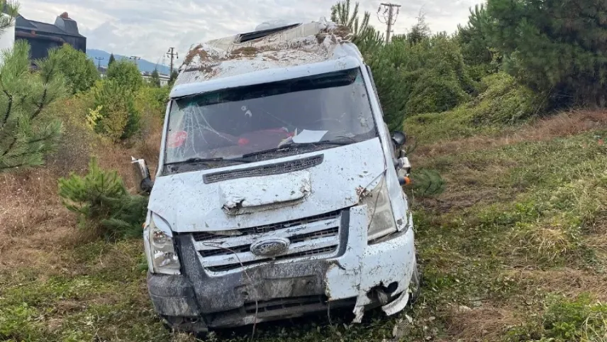 Karabük'te feci kaza: Servis minibüsü şarampole yuvarlandı haberinin görseli
