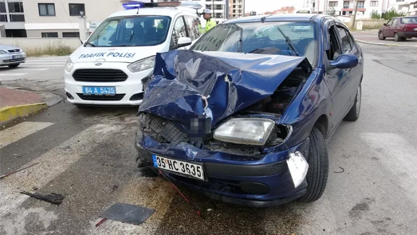 Uşak'ta kaza: Ticari araç ile otomobil çarpıştı haberinin görseli
