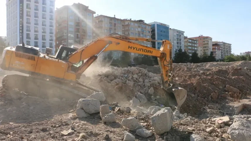 Depremde yıkılan Galeria Sitesi’nin temeli kapatılıyor haberinin görseli