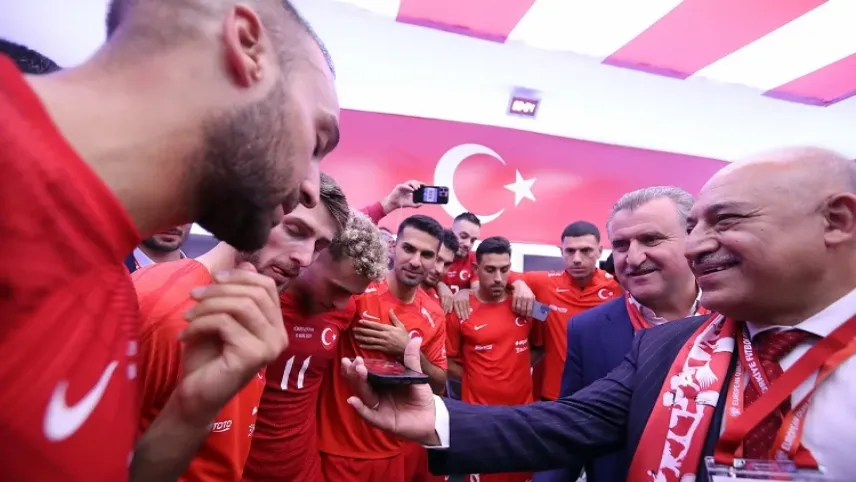 Recep Tayyip Erdoğan'dan, A Milli Takım'ı telefonla tebrik etti haberinin görseli