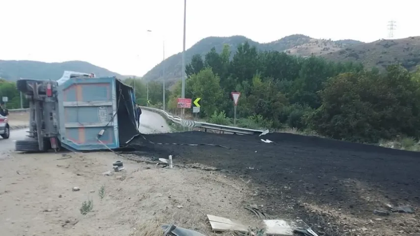 Bilecik'te kaza: Kömür tozu yüklü kamyon devrildi haberinin görseli