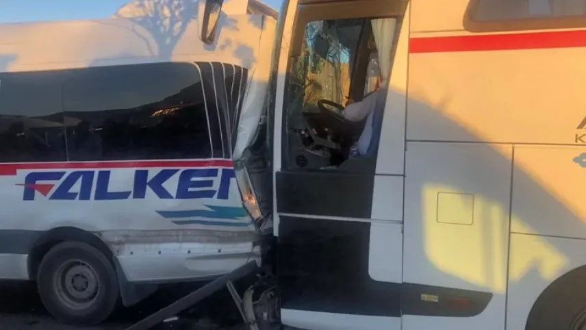 İşçileri taşıyan 3 otobüs ve 1 minibüs kaza yaptı haberinin görseli