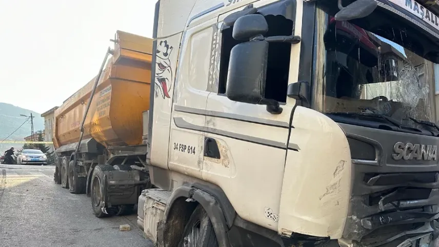 Cani evlat ailesinin içinde bulunduğu araca çarpıp kaçtı! haberinin görseli