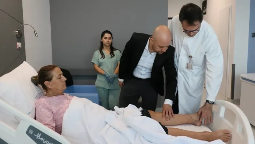 İzmir’de bacağı kesilme riski bulunan hasta hızlı müdahaleyle iyileşti haberinin görseli