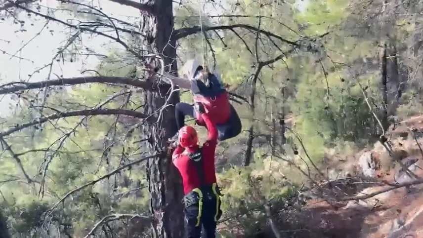 Muğla'da yabancı uyruklu paraşütçü ağaçta asılı kaldı haberinin görseli