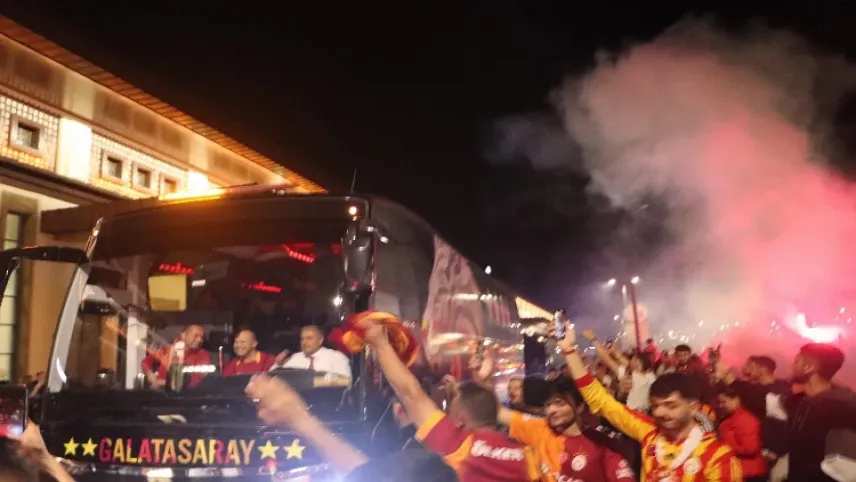 Rize'de Galatasaray'a coşkulu karşılama haberinin görseli