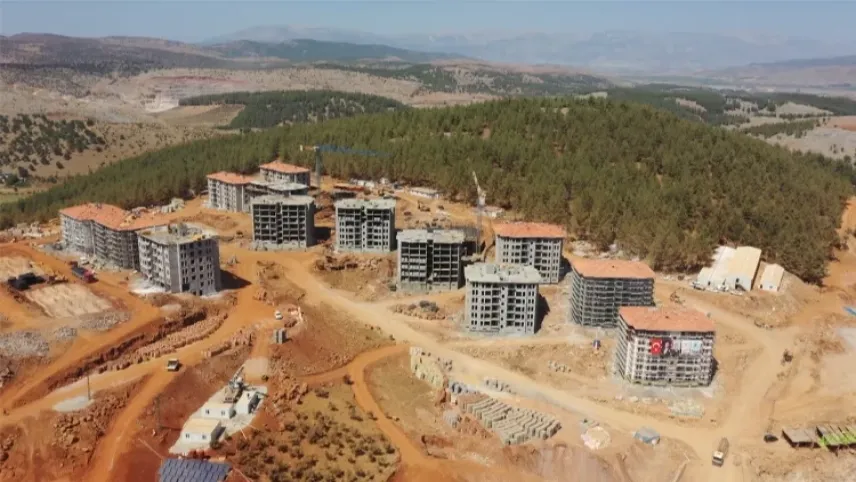 Kahramanmaraş’ta ilk deprem konutları Kasım’da teslim edilecek haberinin görseli