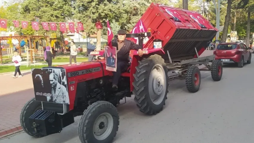 Cumhuriyet Bayramı için traktörünü Atatürk resimleriyle kapladı haberinin görseli