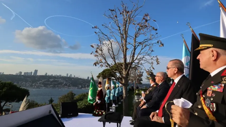 Türk donanmasının 100 gemisi Cumhurbaşkanı Erdoğan'ı selamladı haberinin görseli