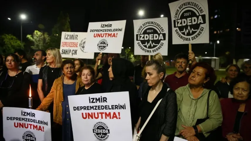İzmir depreminde hayatını kaybedenler anıldı haberinin görseli