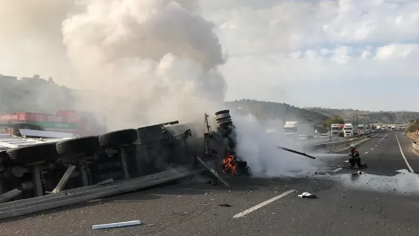 Yanan tırın sürücüsü viyadükten düşerek hayatını kaybetti haberinin görseli