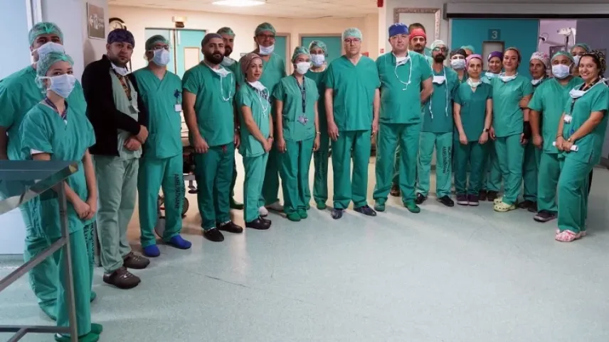 Rektör hastayla sohbet etti, cerrahlar tümörü temizledi haberinin görseli