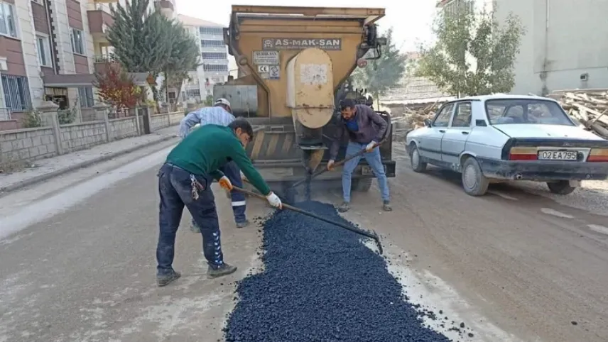 Adıyaman Gölbaşı Belediyesi bozulan yolları onarıyor haberinin görseli