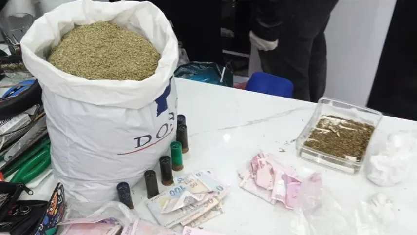 İzmir’de eve uyuşturucu baskını haberinin görseli