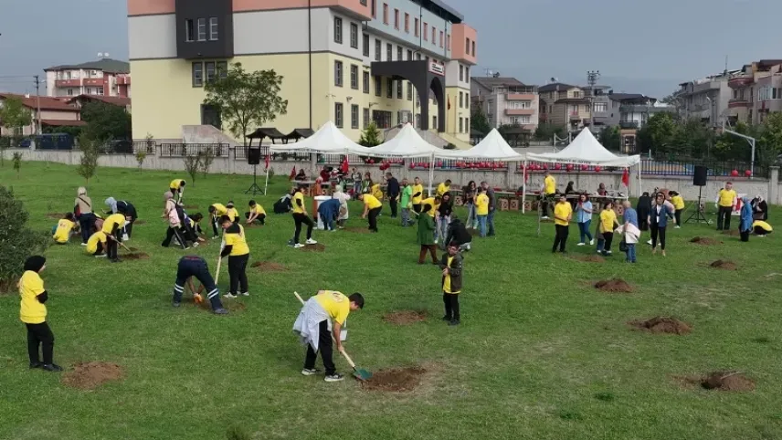 Kocaeli Derince'de fidanlar toprakla buluştu haberinin görseli
