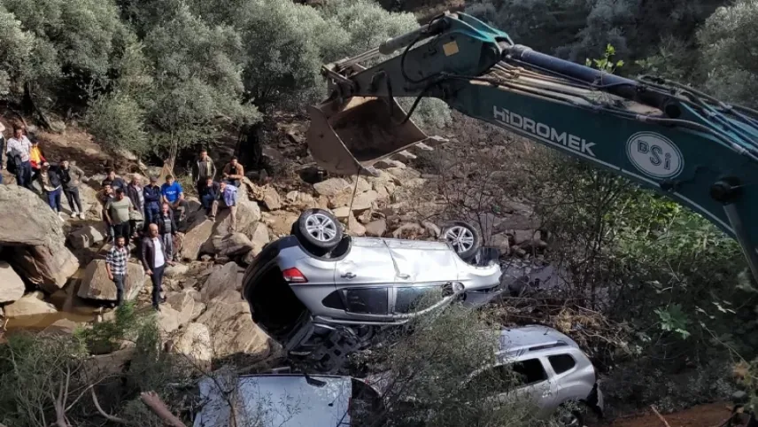 Aydın'da sele kapılan araçları kurtarma çalışması haberinin görseli