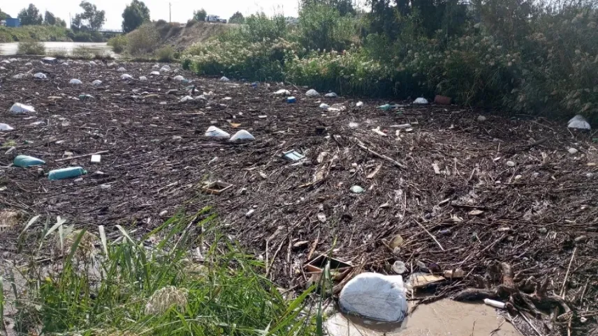 Menderes Nehri sel sonrası çöple doldu haberinin görseli