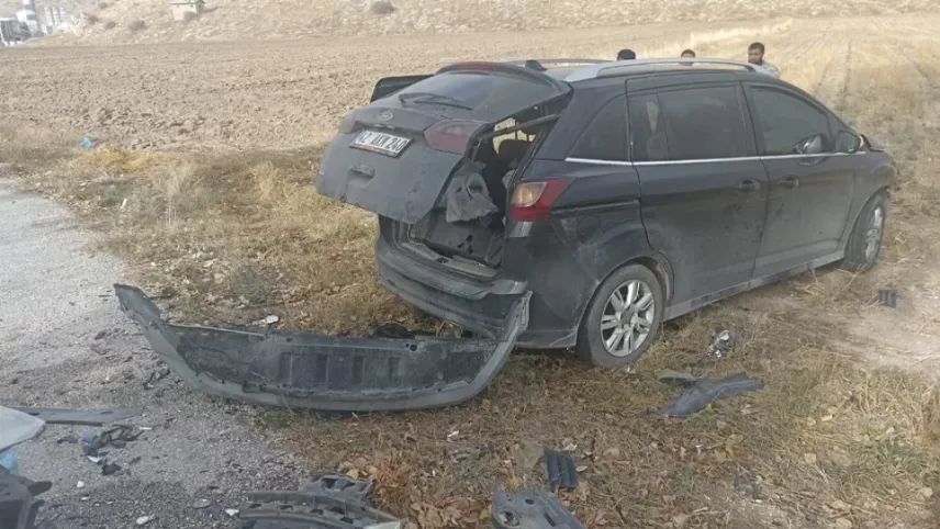 Afyonkarahisar'da iki otomobilin çarpıştığı kazada 8 kişi yaralandı haberinin görseli