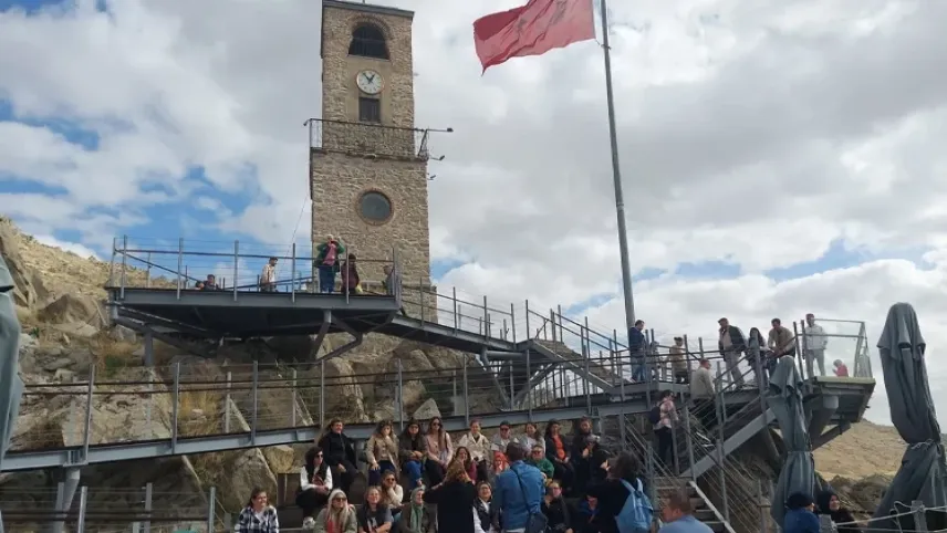 Turist akınına uğrayan Sivrihisar parlamaya devam ediyor haberinin görseli