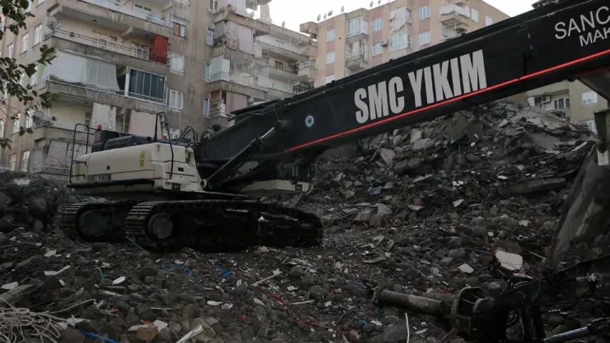 Diyarbakır’da ağır hasarlı bina kontrollü yıkımda süzüle süzüle çöktü haberinin görseli