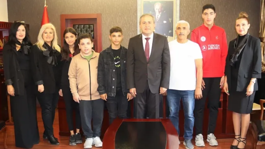 Karşıyaka Kaymakamı Özkan Demir’den Türkiye Şampiyonlarına moral dopingi haberinin görseli