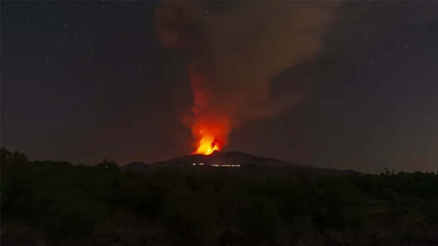 Etna Yanardağı yeniden faaliyete geçti haberinin görseli