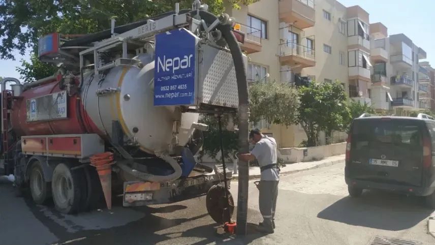 İZSU ekiplerinden kanal ve ızgara temizliği haberinin görseli