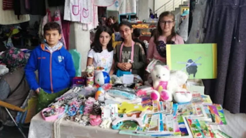 Minik öğrenciler sokak hayvanları için barınak yaptı haberinin görseli