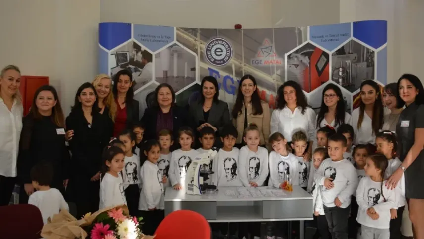 Ege Üniversitesi’nde çocuklar mikroskobun büyülü dünyasıyla tanıştı haberinin görseli