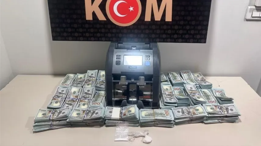 Havalimanında dolar operasyonu: Balya balya sahte parayla yakalandılar! haberinin görseli