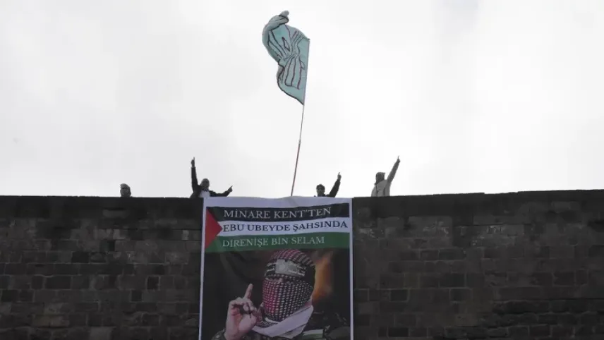 Bitlis Kalesi'ne Kassam Tugayları Sözcüsü Ebu Ubeyde'nin posteri asıldı haberinin görseli