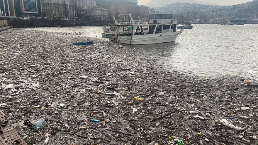 Zonguldak’ta yüzlerce atık denizi kapladı haberinin görseli