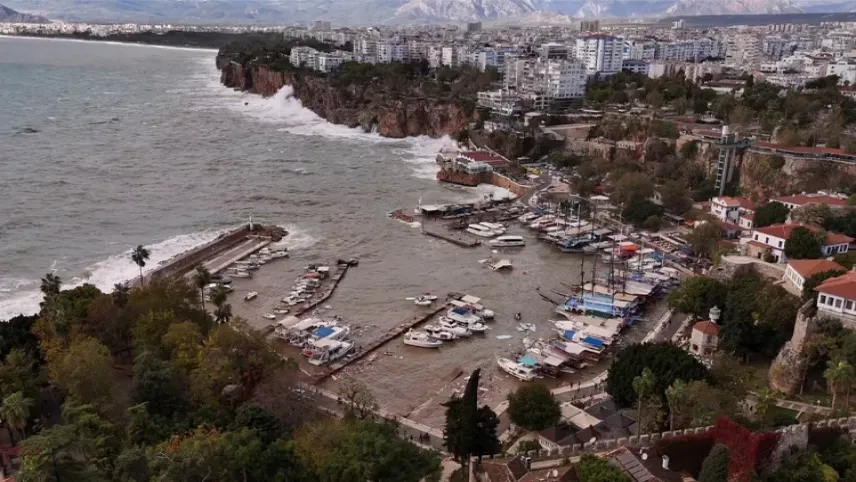 Fırtına ve dev dalgalar balıkçıları vurdu haberinin görseli